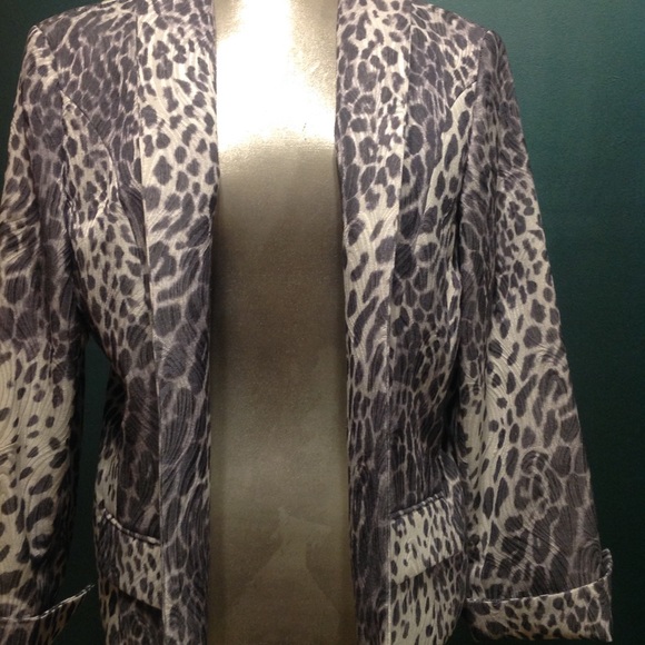 Like new no button jacket - Picture 6 of 6